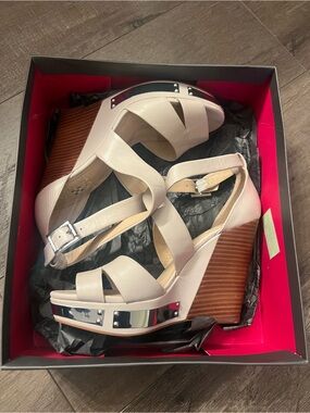 Vince Camuto Cream Wedge Sandals with Metallic Accent Vo-Wanda